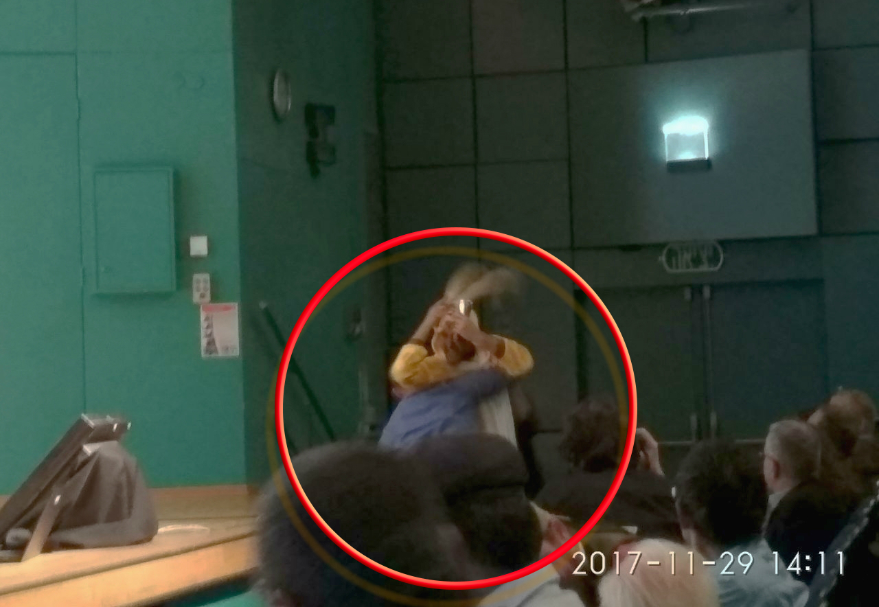 מאבטח מזנק על עמית, שהיה מחופש לאייל (מוקף בעיגול) (צילום: מגמה ירוקה)